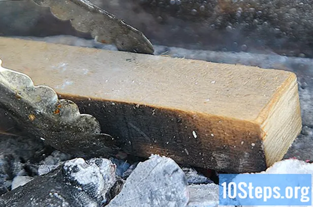 Hoe houtskool aan te steken