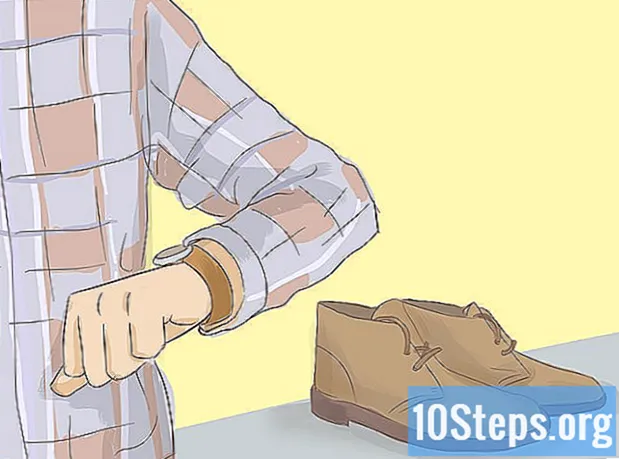 Cách làm mềm giày da