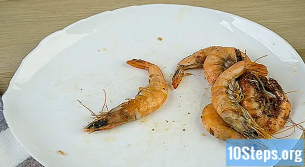 Πώς να ξεφλουδίσετε τις μαγειρεμένες γαρίδες