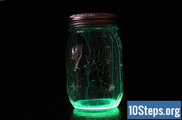 ガラスの瓶の中で暗闇の中で輝く銀河を作る方法