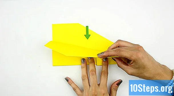 Wie man ein Papierflugzeug macht