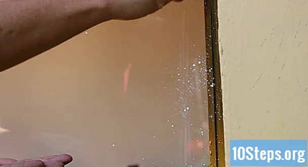 Come pulire le finestre usando l'aceto