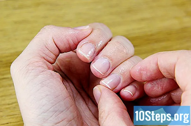 Cómo limpiar la parte inferior de las uñas