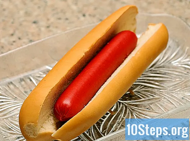 Hoe u worst voor hotdogs in de magnetron bereidt