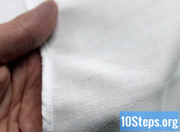 Cum se elimină pata de cerneală stilou dintr-un buzunar de cămașă