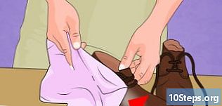革の靴を柔らかくする方法