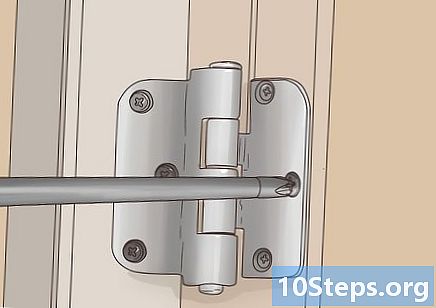 Hoe de scharnieren van een deur af te stellen