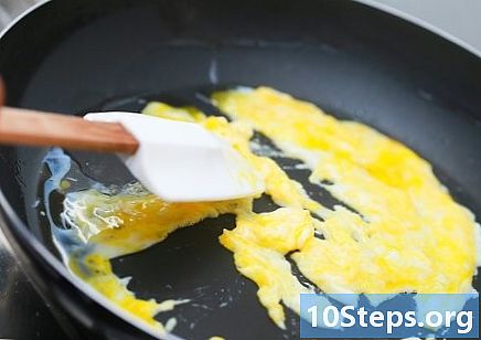 Cum să gătești un fel de mâncare rapidă cu tăiței și ouă