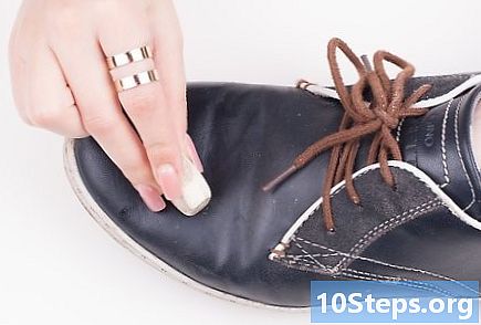 اس کے جوتوں سے کالی خروںچ ختم کرنے کا طریقہ
