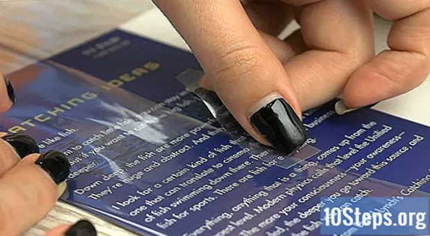Cum să acoperiți o carte broșată cu un film din plastic transparent
