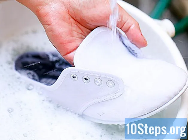 Làm thế nào để sơn khỏi giày vải