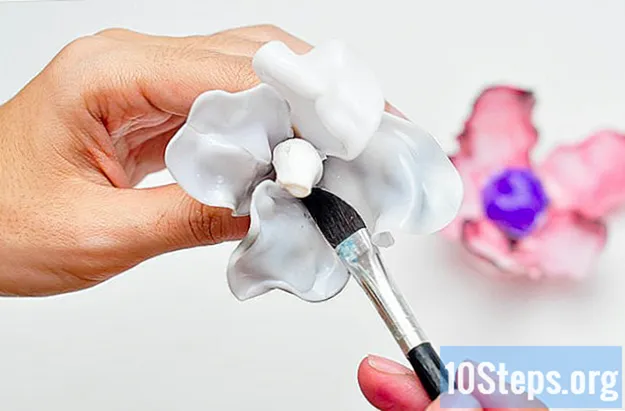 Как да направите рози от пластмасова лъжица