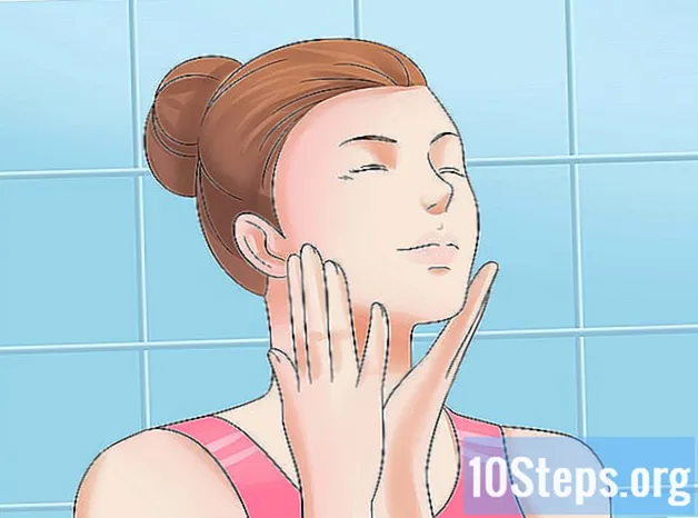 Hvordan lage en grunnleggende hjemmelaget ansiktsskrubb