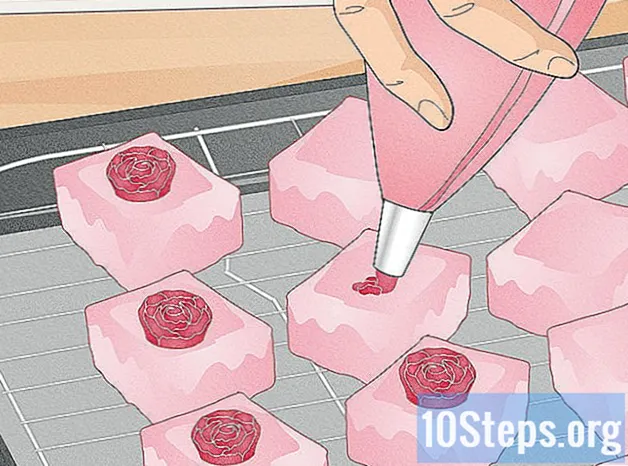Πώς να φτιάξετε ένα στρώμα Fondant Iced Petit Four Cake