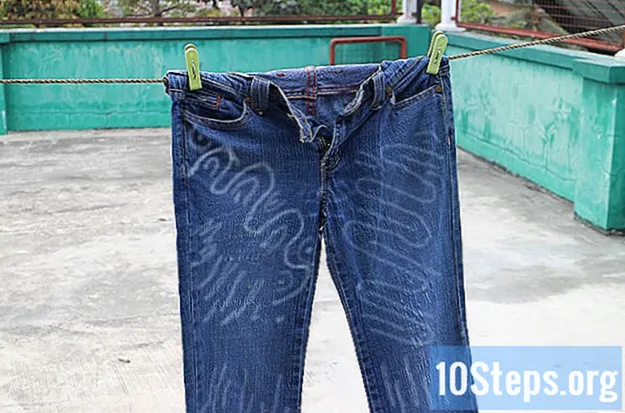 Hvordan strekke jeans med blekemiddel