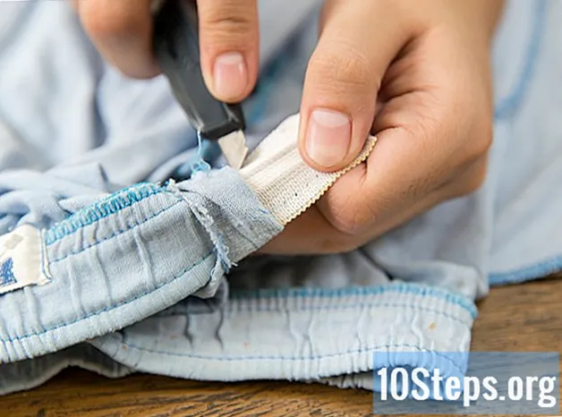Come eliminare l'allungamento di un elastico nell'abbigliamento