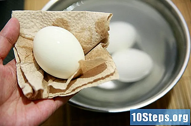 쉽게 껍질을 벗길 수 있도록 계란을 요리하는 방법