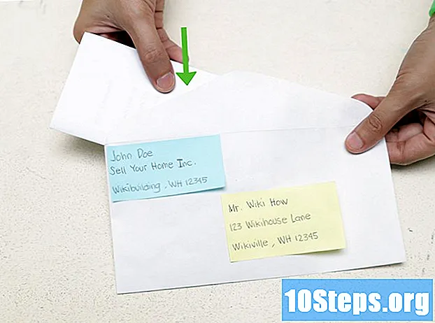 Hoe u een brief in een envelop vouwt en invoegt