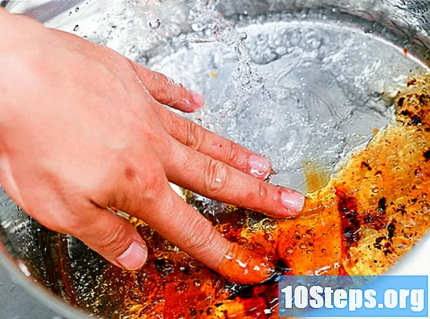 Hur man tar bort karamell från pannorna